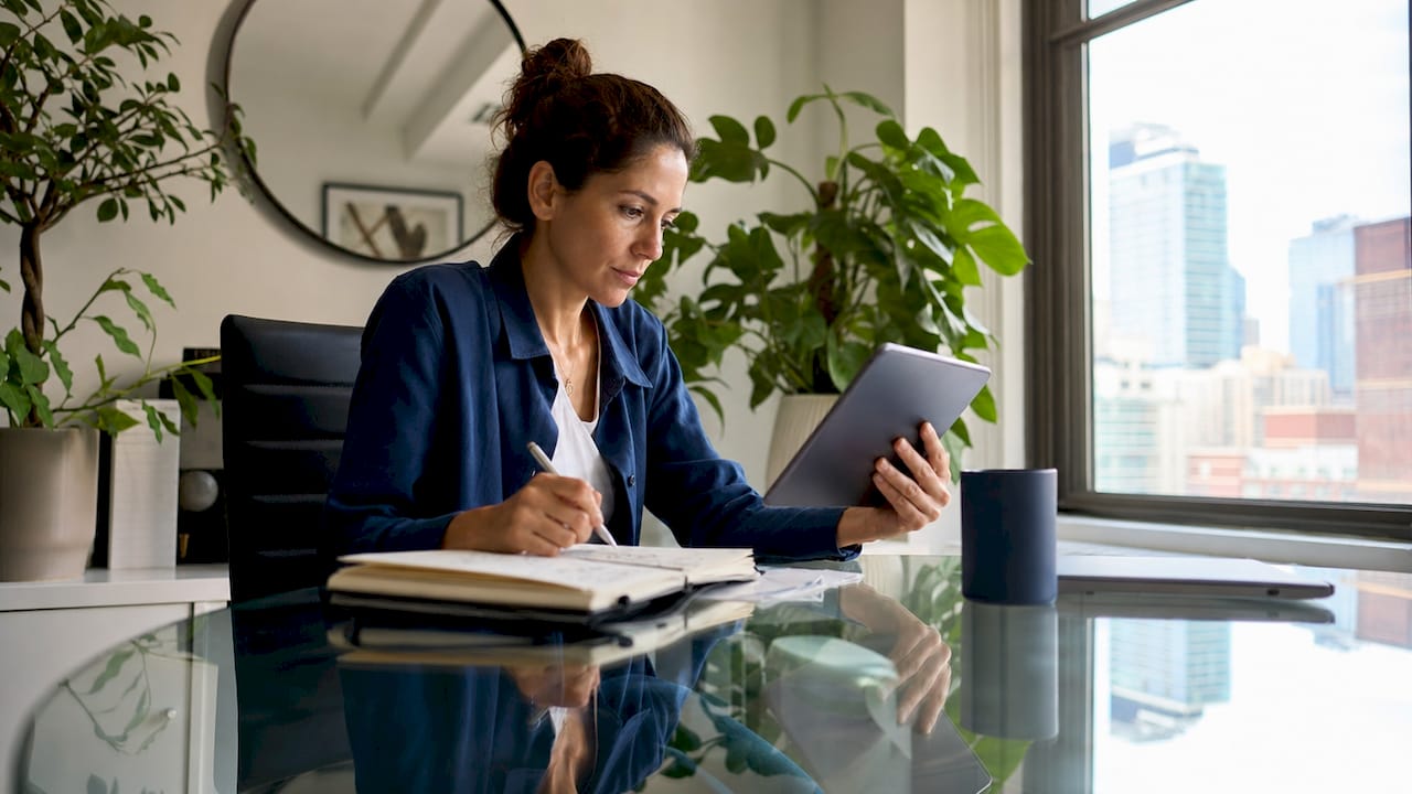 Freelancer checking website uptime at home